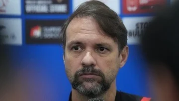 Drama Kartu Merah Guncang Persija: Pelatih Kecewa Berat Usai Takluk 2-3