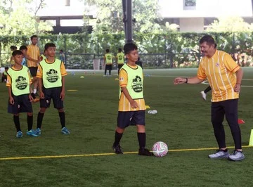 Indra Sjafri dan Rio Fahmi Latih Ratusan Anak di Tangsel